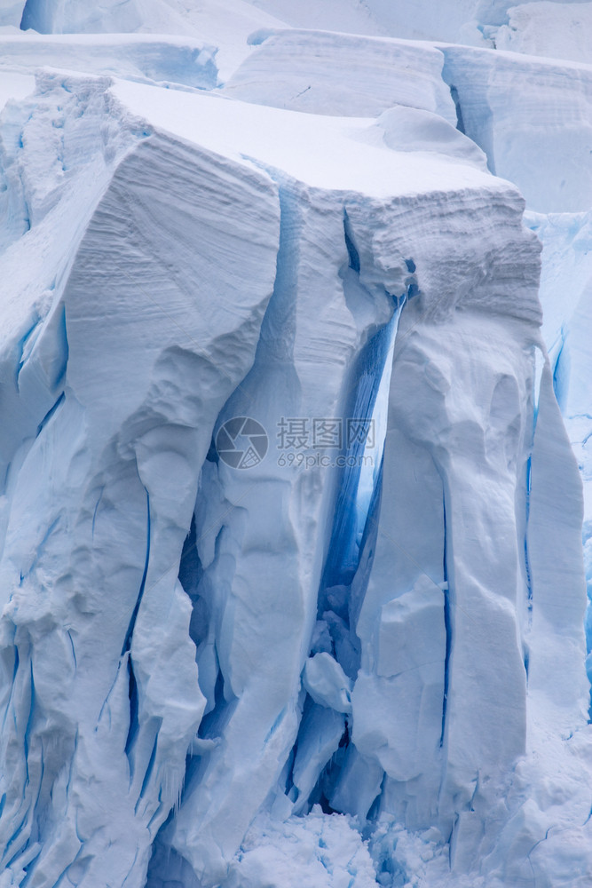 肿块高冰墙形成洞穴和裂缝在冰川的河中以闪亮的蓝色通道结构体明亮的图片