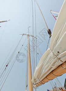 私人帆船游艇的吊杆帆和操纵风景码头细节天空图片