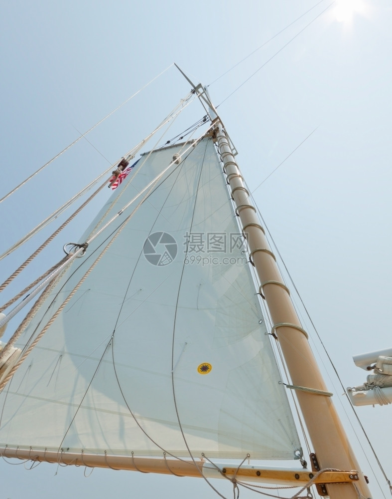 停泊闲暇运动私人帆船游艇的吊杆帆和操纵风景图片