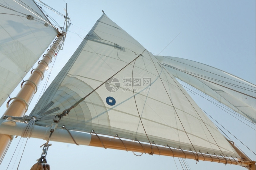 私人帆船游艇的吊杆帆和操纵风景海运输码头图片