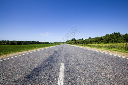 自由先方向横跨夏季或春地貌景观路有两条行走通道图片