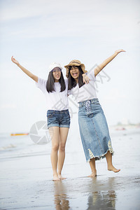 假期人们两个亚裔青少年在度假海滨快乐的女孩图片