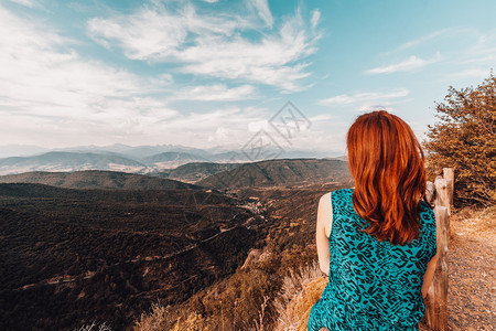 草看着年轻红发女人从山丘上锁住谷的眼神云爬坡道图片