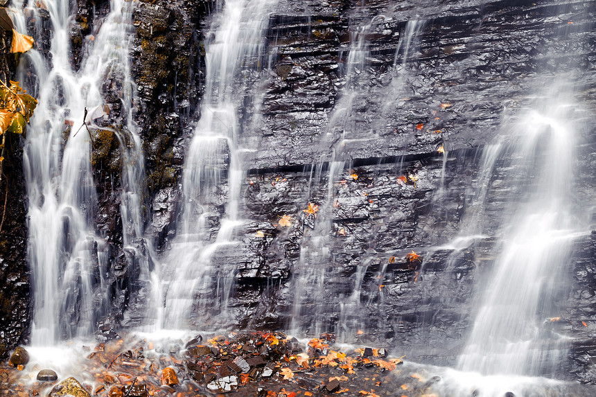 树瀑布和秋季落叶的详情黑岩中秋叶瀑布和的详情岩石池塘图片