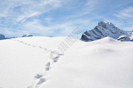 足印深雪中的脚印背景