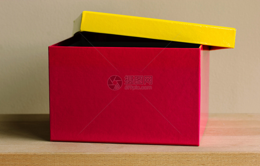 货物包装新的木制表格上彩色纸盒图片