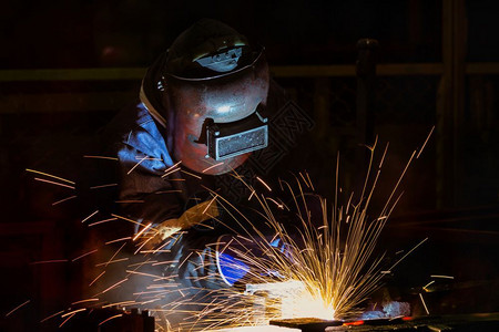 自然危险生产焊工是汽车厂的部分焊接组图片