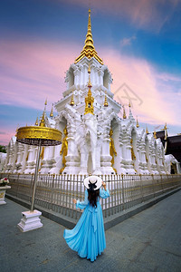 参观泰国清莱WatKhuaKhrae的旅游者夸假期艺术图片