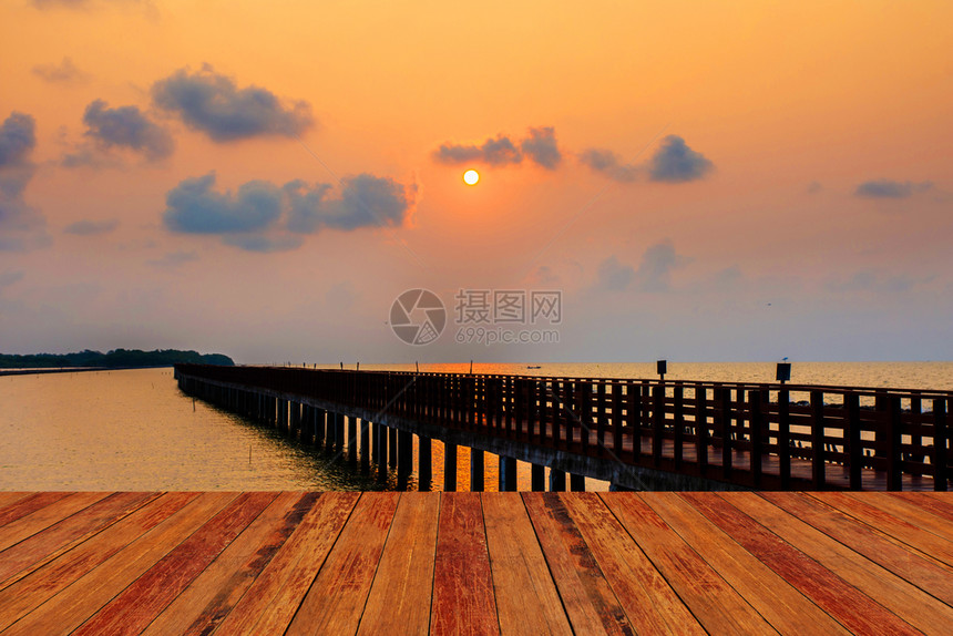 橙木林背景蒙太奇长桥海日出黄昏展示图片