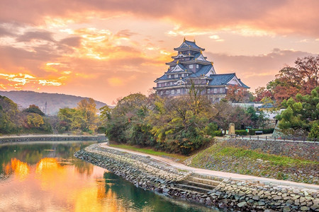 城市冈山亚洲秋季在日落时本福滨市的好山城堡图片