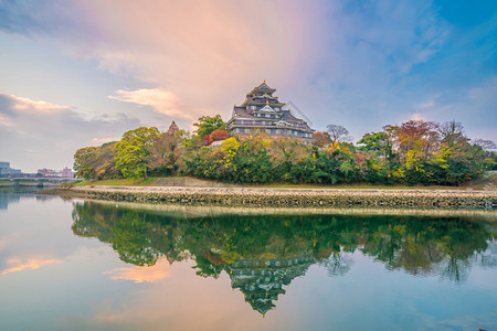 秋季在日落时本福滨市的好山城堡冈塔风景优美背景图片