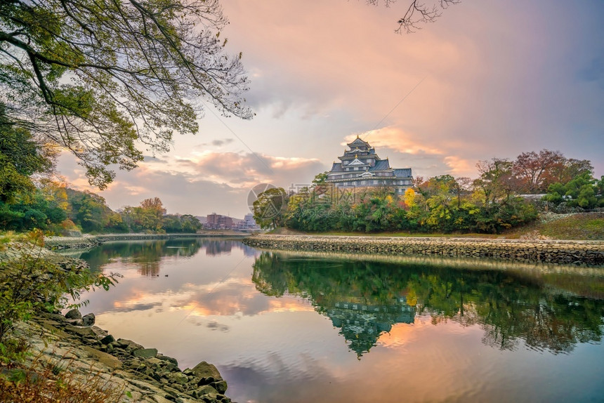 夜晚冈山反射秋季在日落时本福滨市的好山城堡图片