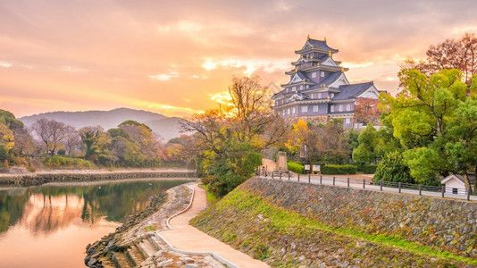 朝日古老的河秋季在日落时本福滨市的好山城堡冈背景
