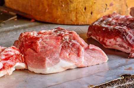 烧烤木板生的原猪肉图片