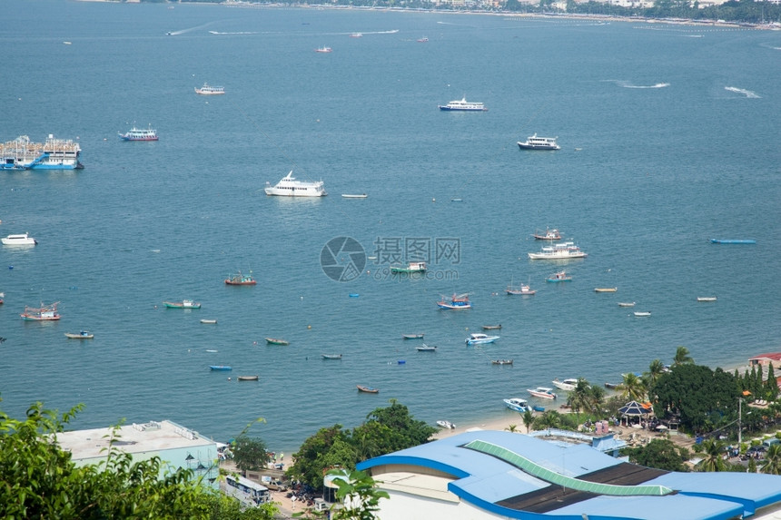 采取海岸有许多船停泊在岛上的访客船停靠在这座城市上些船只停靠在岛上芭堤雅图片
