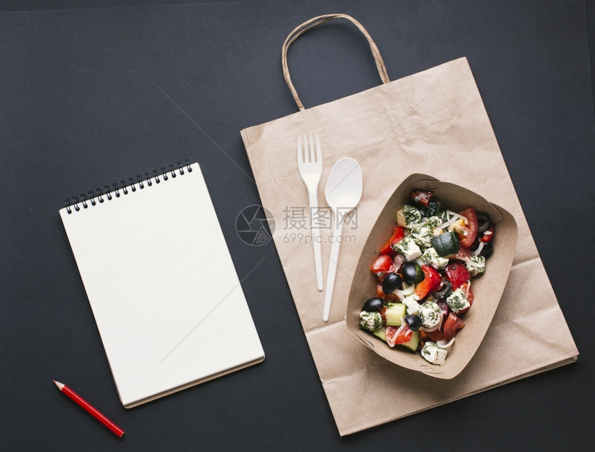 带有沙拉纸袋的最上视图框包蔬菜躺着图片
