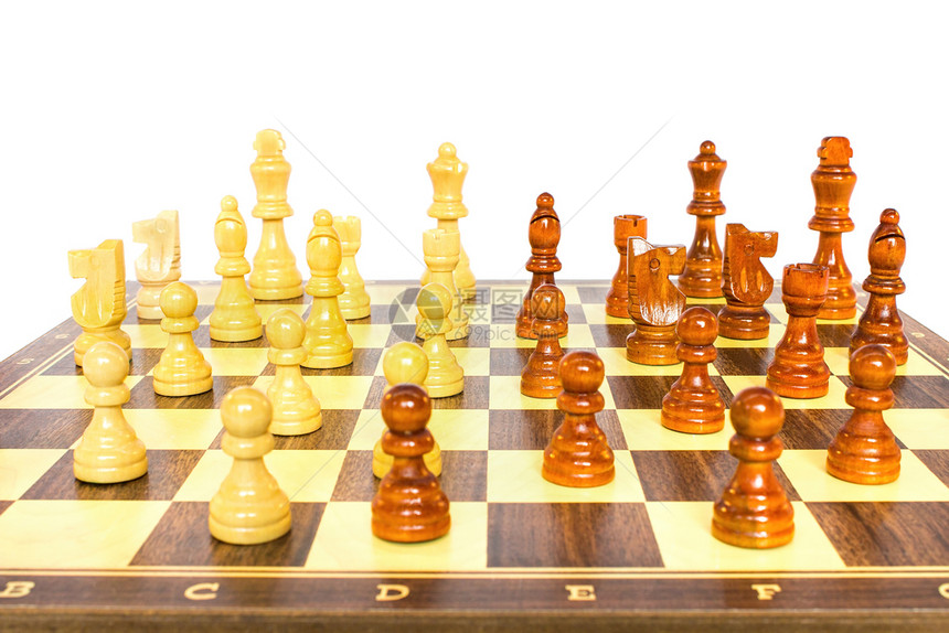 白色的玩在背景上隔离的木象棋板锦标赛图片