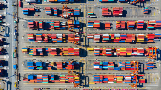 彩视3d素材航空观视集装箱海运码头工业港内带有不同颜色彩量的航空观光集装箱和货彩量不同的血管卡车背景