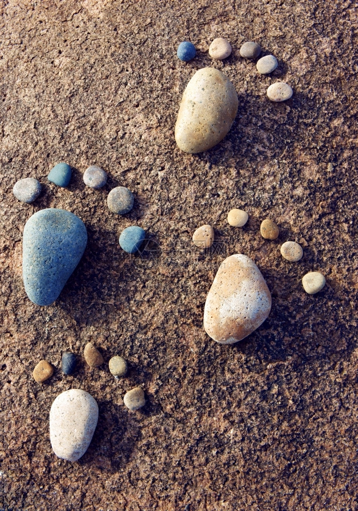 步卵石脚印来自头的神奇概念一群石子作为家庭插图脚踏在岩石上有趣的脚趾漂亮设计想法图片