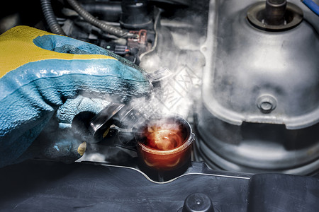 汽车热冷却液高温和汽车散热器蒸烟雾技术员危险机械背景