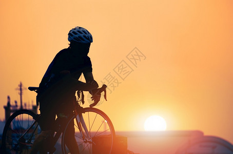 活动运输在日落时间长途健身后骑自行车在港口休息和放松的养赛车手闲暇图片