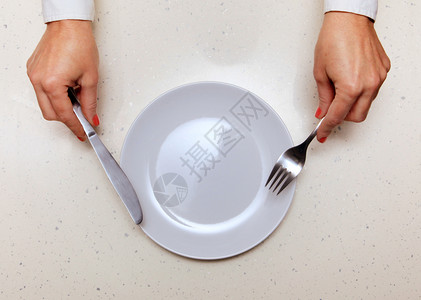 空的白色盘子拿着刀叉的访客手饥饿桌布吃图片