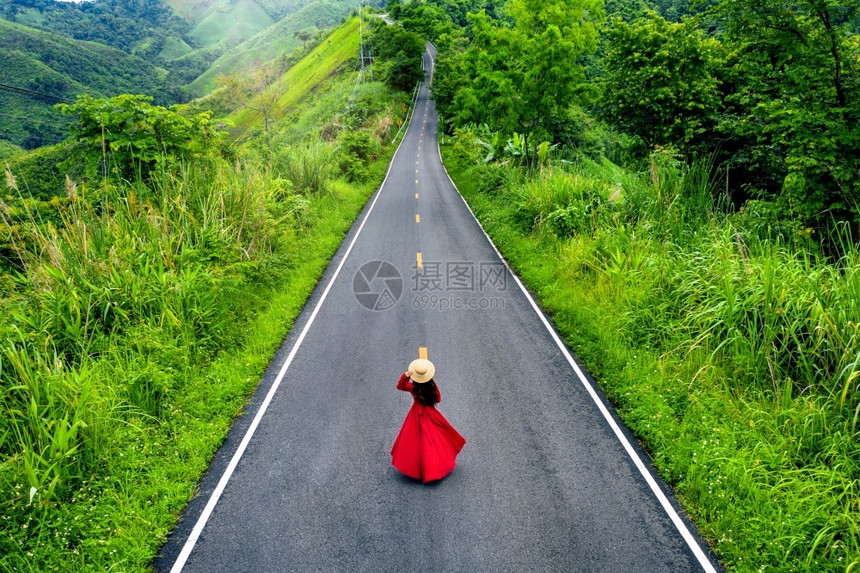 路线在泰国南省山顶高上与绿林一起在天空道路上行走的妇女亚洲农村图片