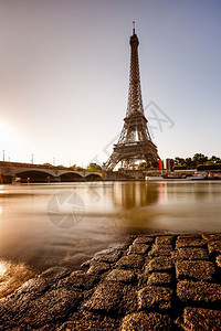 文化Eiffel铁塔和法国巴黎Sunrise的塞纳河堤岸蓝色的桥图片