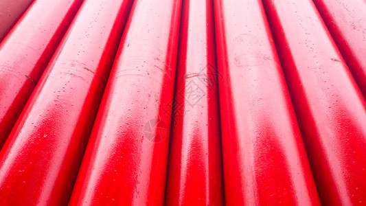 圆形的金属管道工厂消防生产系统用红色涂成漆的黑钢管图片