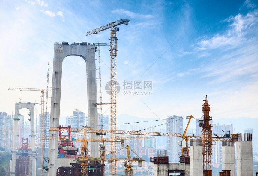 安全使用高塔起重机建造的混凝土架桥结构体塔图片