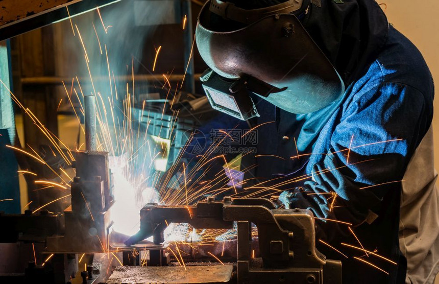 修理结构体工业人在厂中焊接手套图片
