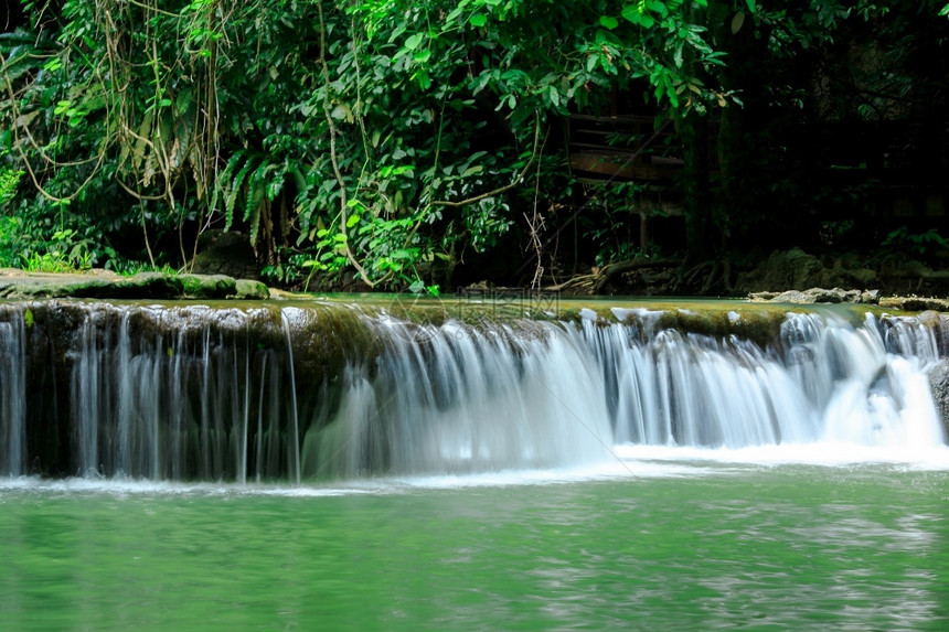 泰国森林中的小型瀑布规模的泰国森林假期风景流动的图片