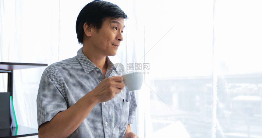 退休情人节高年亚裔男子在休息时间喝咖啡白种人图片