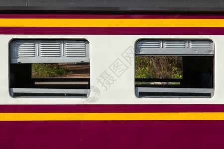 列车舱内火速度限制的机舱过境运输内部的图片