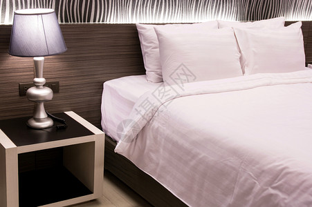 木头家酒店房间有卧室的桌灯子图片