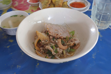 红色的蔬菜泰国中大米面汤加猪肉鱼球图片