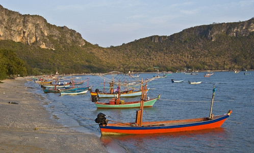 轮廓太阳下PrachuapKhiriKhan湾宁静的风景海岸透明图片