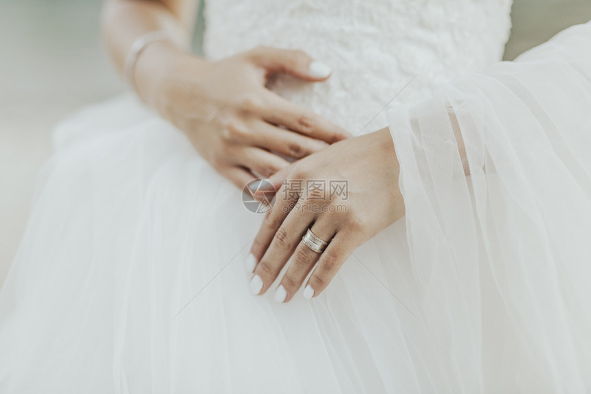 保持穿着婚纱和手的新娘服装仪式已婚图片