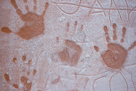 天气孩子们墙上的霜有棕榈痕迹手图片