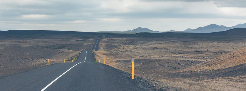 穿越冰岛地貌的无尽高速公路被过滤荒芜自然图片