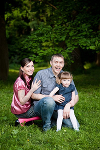 户外年轻的快乐家庭在夏月公园自然图片