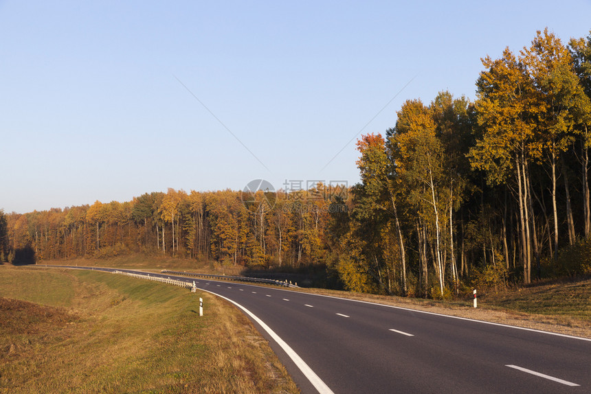 秋季从一座山丘上拍摄了沥青路的相片拍照太阳驾驶图片
