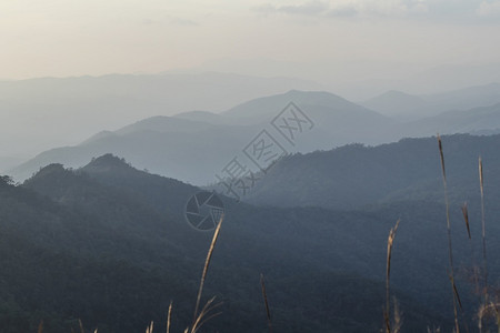 冒险泰国最佳带有云天地貌背景的山上视图空图片