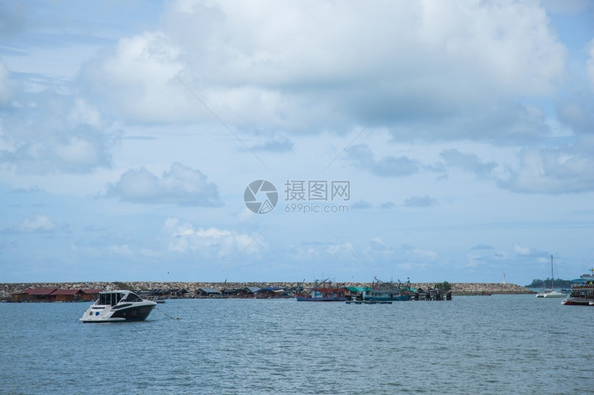 船舶停靠在近河岸沿的海上前往群岛旅行停泊亚洲海洋图片