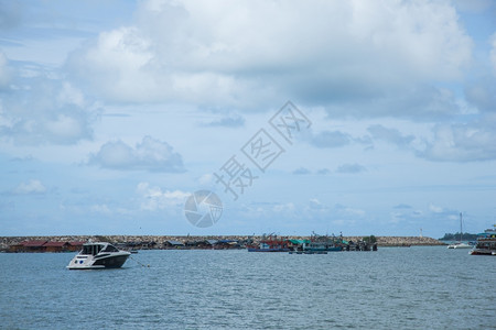 船舶停靠在近河岸沿的海上前往群岛旅行停泊亚洲海洋图片