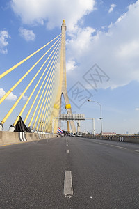 象征云拉玛八号桥路白天空中晴街道图片