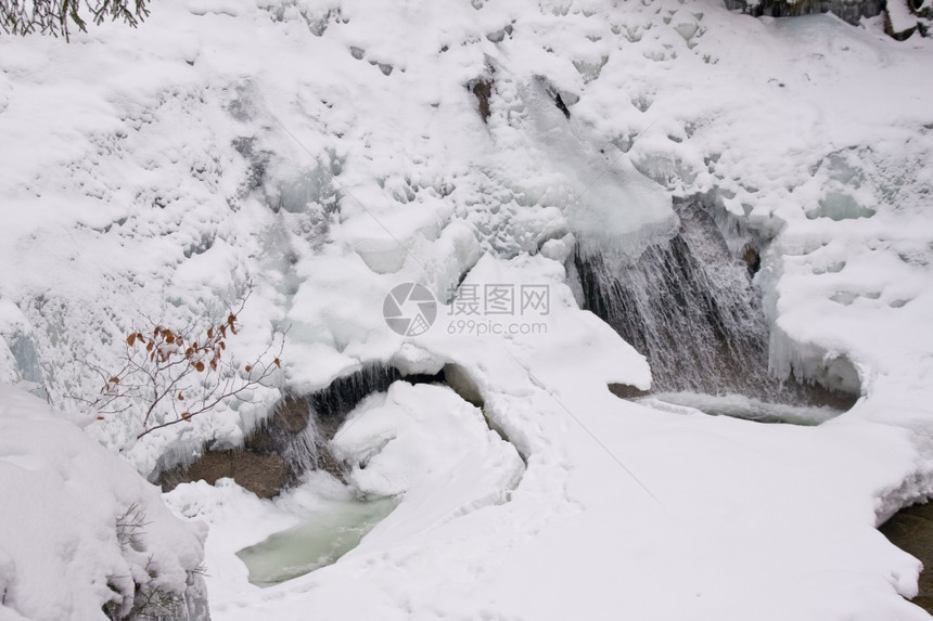 雪后的河流图片