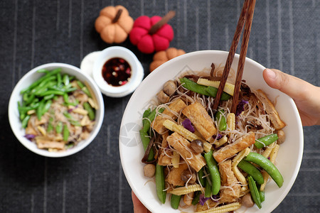 腊月二十五做豆腐烹饪食物生的面粉蔬菜蘑菇豆腐等饭菜可以在家里快速做早餐的菜吃着面条豆腐等背景