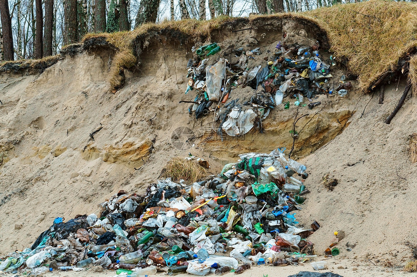 自然界中的塑料废玻璃瓶人类在森林中留下的垃圾人类在森林中留下的垃圾自然界中的塑料废玻璃瓶垃圾填埋场回收加里宁格勒图片