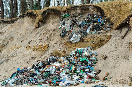 固废污染自然界中的塑料废玻璃瓶人类在森林中留下的垃圾人类在森林中留下的垃圾自然界中的塑料废玻璃瓶垃圾填埋场回收加里宁格勒背景